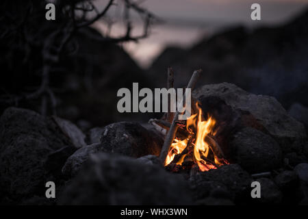 Einladendes Lagerfeuer am Strand im Sommer. Bevor die Nacht Stockfoto