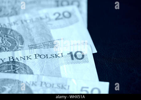 Mehrere Banknoten der polnische Zloty blau getönten Nahaufnahme Stockfoto