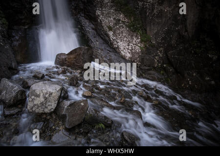 Ein Wasserfall ist ein Ort, wo Wasser fließt über eine vertikale Drop oder einer Reihe von steilen Tropfen in einem Bach oder Fluss Stockfoto
