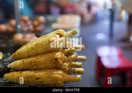 Street Food, gegrilltem Mais stand in Asien Stockfoto