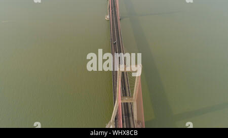 Luftaufnahme Tragkabel Brücke Suramadu über madura Meerenge zwischen den Inseln Java, Madura. surabaya Hohe Küste Brücke mit Autobahn. Java, Indonesien Stockfoto