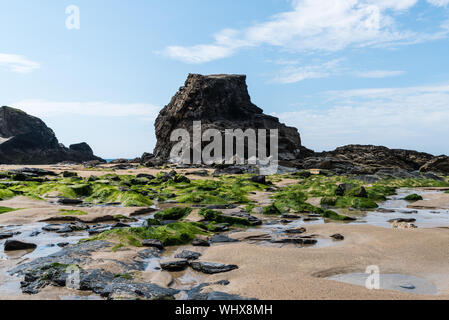 Porthcothan Strand bei Ebbe, Blick nach Westen und von einem niedrigen Winkel. Stockfoto