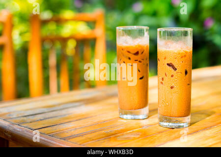 Zwei Eiskaffee Getränke auf einem Tisch im Freien. Stockfoto