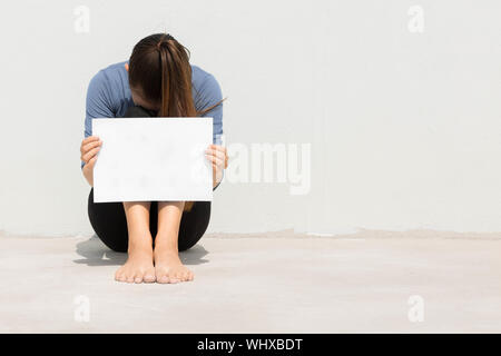 Closeup Schuß von isolierten Frau mit weißen Zeichen Stockfoto