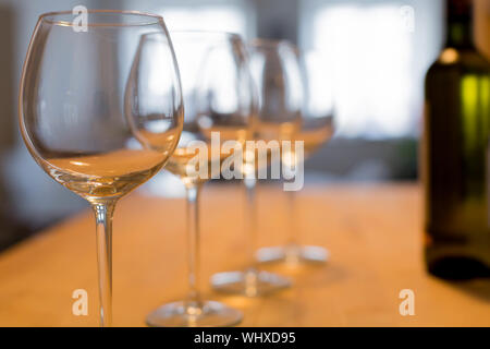 Eine intime Weinprobe in einem Weingut mit einer Flasche Weißwein und 4 Weingläser auf einer hölzernen Bar Tabelle Stockfoto