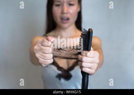 Einer Frau Haar heraus fallen. Haarausfall. Stockfoto