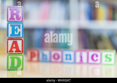 Nahaufnahme der Kinder alphabet Holzklötze angeordnet zu buchstabieren 'read' und 'Phonics" Stockfoto