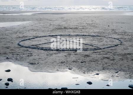 Große, große, große, Aussterben Rebellion, Symbol, Logo,,, Steine, auf, ynyslas Strand, Strand, in der Nähe von, Borth, Küste, Küste, Norden, der, Aberystwyth, Wales, Welsh, UK, GB, Stockfoto