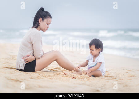 Gestresst und erschöpft Mutter leidet unter Wochenbettdepressionen Stockfoto