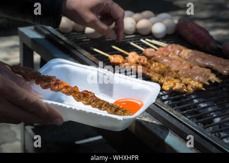 Vietnam essen. Drehen Sie das Fleisch auf dem Grill im Freien. Stockfoto