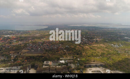 Luftbild Stadt Denpasar auf Bali in Indonesien. asiatischen Stadt mit Gebäuden, Autobahn bei Sonnenuntergang. Stockfoto