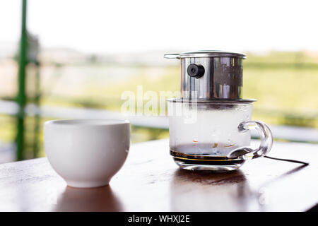 Kaffee Drip Filter in einem Café Farm in Vietnam, grüner Hintergrund Stockfoto