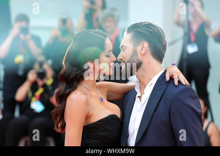 (190903)-BEIJING, Sept. 3, 2019 (Xinhua) - Modelle Alex Belli (R) und Delia Duran posieren auf dem roten Teppich bei der Premiere des Films "Martin Eden" während der 76. Internationalen Filmfestspielen von Venedig in Venedig, Italien, Sept. 2, 2019. (Xinhua / Zhang Cheng) Stockfoto