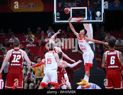 (190903)-BEIJING, Sept. 3, 2019 (Xinhua) - Yi Jianlian (R, oben) von China Verteidigt während der Gruppe ein Match zwischen China und Polen 2019 FIBA-Weltmeisterschaft in Peking, der Hauptstadt von China, am 2. September 2019. (Xinhua / Lan Hongguang) Stockfoto