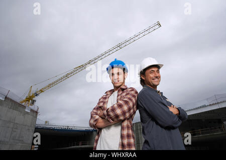 Porträt von zwei glückliche Bauarbeiter bei Baustelle Stockfoto