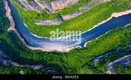(190903)-BEIJING, Sept. 3, 2019 (Xinhua) - luftaufnahme am 29. Juni, 2017 zeigt Dicui Schlucht von landschaftlich reizvollen Gegend der Mall Drei Schluchten" in Wushan County, im Südwesten von China Chongqing. China hat die Vision, die klaren Gewässer und üppigen Berge sind unbezahlbare Werte angenommen und verfolgt ein ganzheitliches Konzept zur Erhaltung der seine Berge, Flüsse, Wälder, Wiesen, Seen und Wiesen. Auf höchstem Niveau, China treibt den Weg in den Bau eines ökologischen Zivilisation. (Xinhua / Liu Chan) Stockfoto