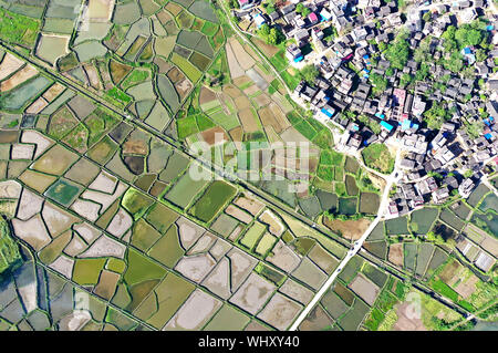 (190903)-BEIJING, Sept. 3, 2019 (Xinhua) - Luftaufnahme auf April 16, 2019 zeigt Frühling Landschaft am Ufer des Flusses in Daoxian Lianxi County, zentrale Hunan Provinz Chinas. China hat die Vision, die klaren Gewässer und üppigen Berge sind unbezahlbare Werte angenommen und verfolgt ein ganzheitliches Konzept zur Erhaltung der seine Berge, Flüsse, Wälder, Wiesen, Seen und Wiesen. Auf höchstem Niveau, China treibt den Weg in den Bau eines ökologischen Zivilisation. (Xinhua) Stockfoto