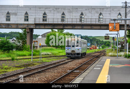 Furano, Japan - Jul 1, 2019. Kleiner Zug in der Landschaft von Furano, Japan. Furano ist einer der berühmtesten Hokkaido Sommer Destinationen. Stockfoto