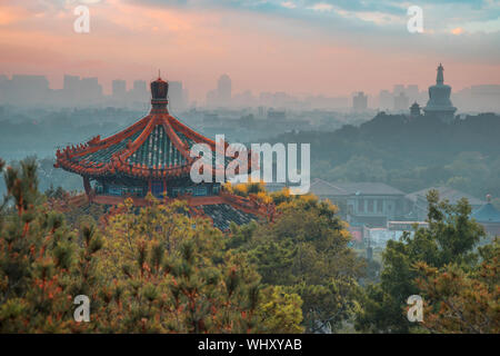 Beihai Park ist einen Kaiserlichen Garten im Nordwesten der Verbotenen Stadt in Peking. Stockfoto