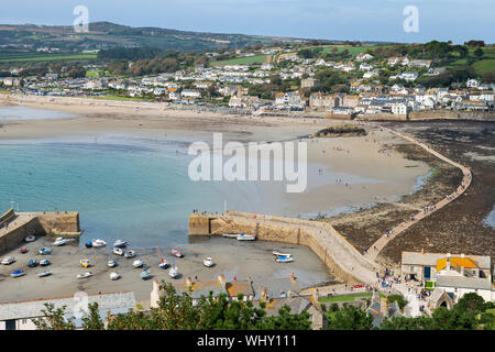 St. Michael's Mount, Marazion in West Cornwall, England. Im August dem Causeway, die zu dem kleinen Hafen ist mit Besuchern zu St Michael's verpackt Stockfoto