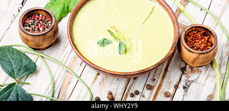 Grüner Spargel Bohnensuppe. Gemüsesuppe. Sommer essen. Diät essen. Stockfoto