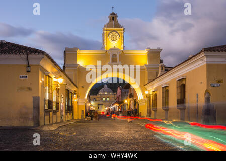 Arco de Santa Catalina bei Sonnenuntergang, Antigua, Guatemala. Stockfoto