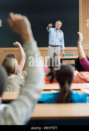 Professor Kommissionierung, Student für eine Antwort in Hörsaal Stockfoto