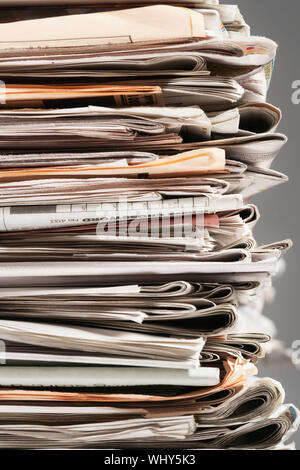 Stapel Zeitungen für das Recycling Stockfoto
