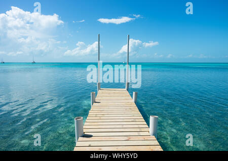 Blue Heaven - Steg Tonne kristallklare Karibische Meer, Caye Caulker, Belize Stockfoto