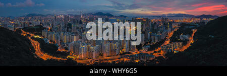 Panorama Luftbild von Hong Kong City bei Sonnenuntergang. Stockfoto