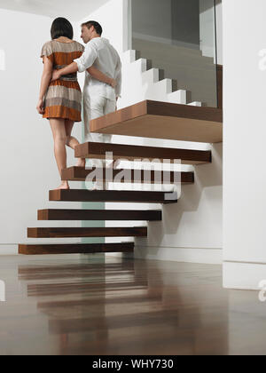 Rückansicht eines jungen Mann und die Frau zu Hause die Treppe hinunter. Stockfoto