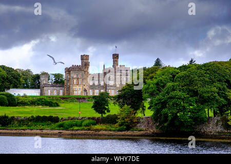 Lews Castle mit Blick auf den Hafen von Stornoway auf der Insel Lewis, Äußere Hebriden, Schottland Stockfoto