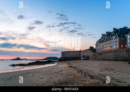 Hohe Betrachtungswinkel und der Strand von Saint-Malo von Wällen bei Sonnenuntergang. Bretagne, Frankreich, Europa Stockfoto