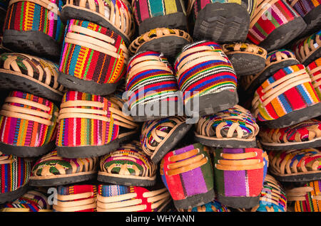 Farbenfrohe Mexikanische traditionelle Sandalen Stockfoto