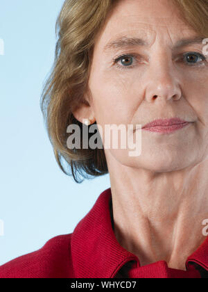 Closeup Portrait von älteren Frau auf blauem Hintergrund isoliert Stockfoto