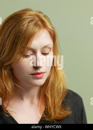 Nahaufnahme der unglückliche junge Frau auf farbigem Hintergrund Stockfoto