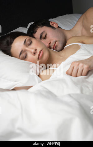 Junges Paar fest schlafend im Bett Stockfoto