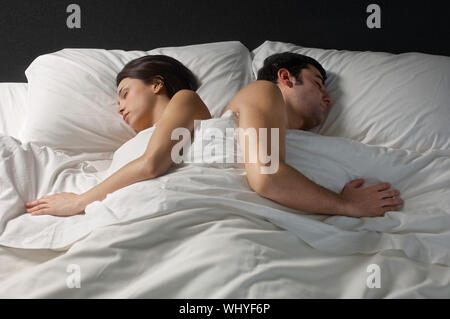 Junges Paar fest schlafend im Bett Stockfoto