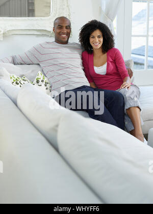 Porträt eines afrikanischen amerikanischen Paar sitzt auf einem Sofa Stockfoto