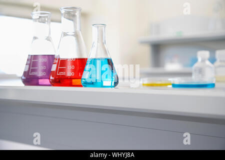 Nahaufnahme von bechergläser von bunten Flüssigkeiten im Labor Stockfoto