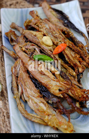 Hohe Aussicht auf hausgemachte Vietnamesischen vegan frittierte Speisen auf dem Teller, Bananen Blüte Braten mit gehackten Zitronengras, Salz und Chili Stockfoto