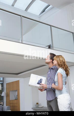 Low Angle View eines jungen Paares beobachten Neues zu Hause Stockfoto