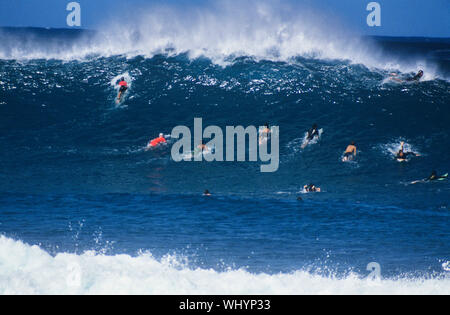 Gruppe von Surfers aus paddeln eine Ocean Wave zu fangen Stockfoto