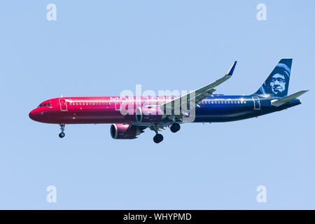 August 31, 2019 Burlingame/CA/USA - Alaka Airlines Flugzeuge Vorbereitung für die Landung am Flughafen San Francisco; mehr zu lieben Ebene wurde die acquisit zu markieren Stockfoto