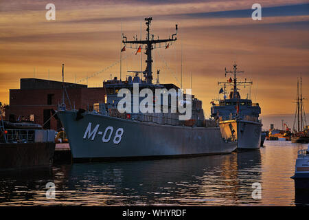 Military Boot im alten Hafen von Wismar mit Sonnenuntergang über der Ostsee im Hintergrund. Stockfoto