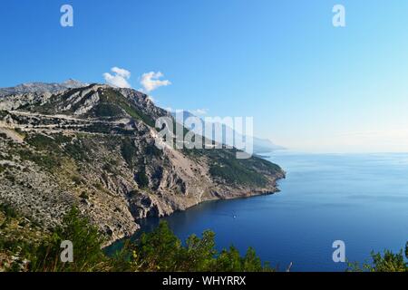 Mediterranen Felsküsten und Landschaft/Scenic Road in Makarska Riviera Biokovo Klippen mit Blick aufs Wasser, die Berge und das Meer in Dalmatia-Croatia Stockfoto