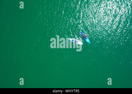 Luftaufnahme von SUP Boards auf dem Meer. Blick von oben auf die beiden paddleboard an einem sonnigen Tag. Blick von oben. Stockfoto