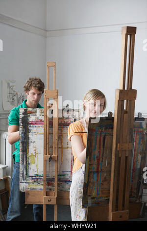 Zwei erwachsene Schüler Malen an staffeleien in Kunst Klasse Stockfoto