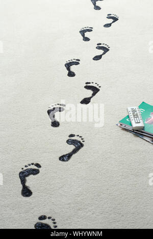 Schwarze Spuren auf Teppich Stockfoto