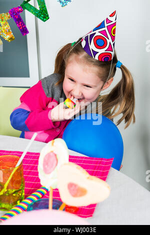 Glückliche kleine Mädchen wie viel Spaß in einer Geburtstagsfeier Stockfoto